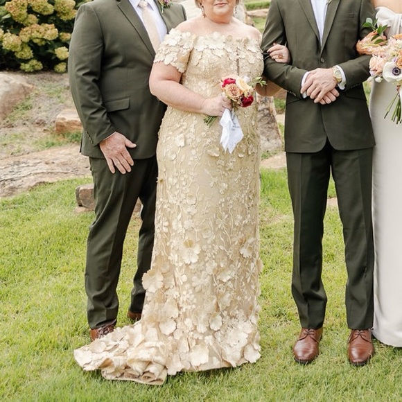 Chic Off-Shoulder Floral Wedding Gown - Picture 3 of 4